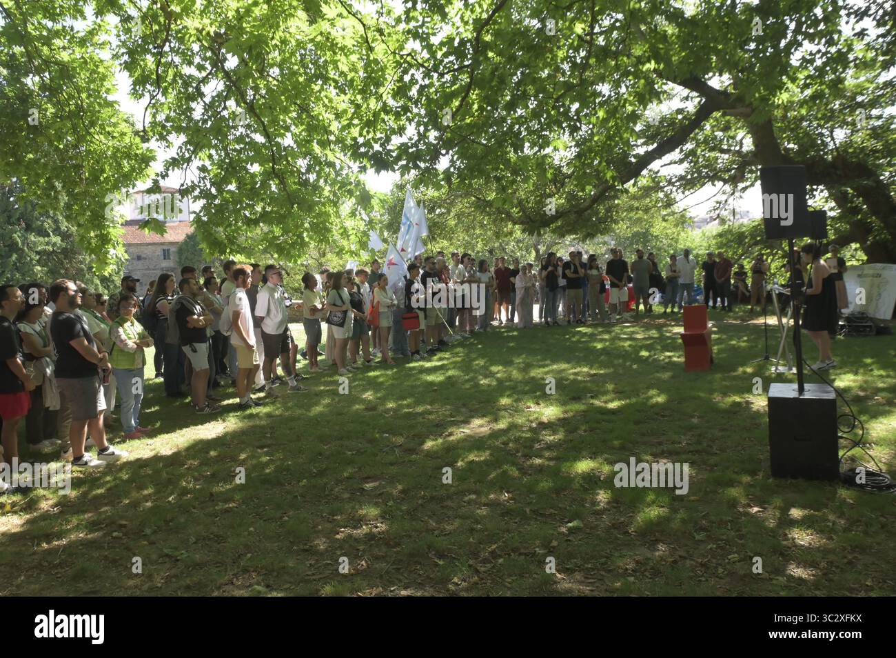 Santiago, spanien. Juli 2025. Die Landessprecherin Ana Pontón nimmt an der Veranstaltung Teil, die jedes Jahr von Galiza Nova in Anerkennung der Figuren Castelao und Rosalía de Castro organisiert wird und an der auch Marta Gómez, Generalsekretärin von Galiza Nova, teilnimmt. In den Bögen des Bonaval Parks. Quelle: xan gasalla/Alamy Live News. Stockfoto