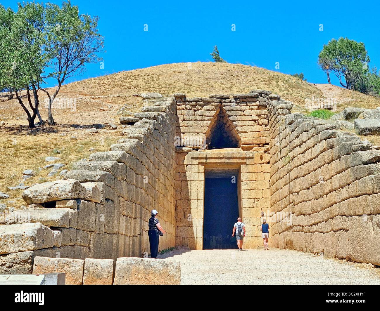 Der schmale rechteckige Durchgang in das monumentale Kuppelgrab von Agamemnon, dem beeindruckendsten noch erhaltenen mykenischen Tholos im antiken Griechenland Stockfoto