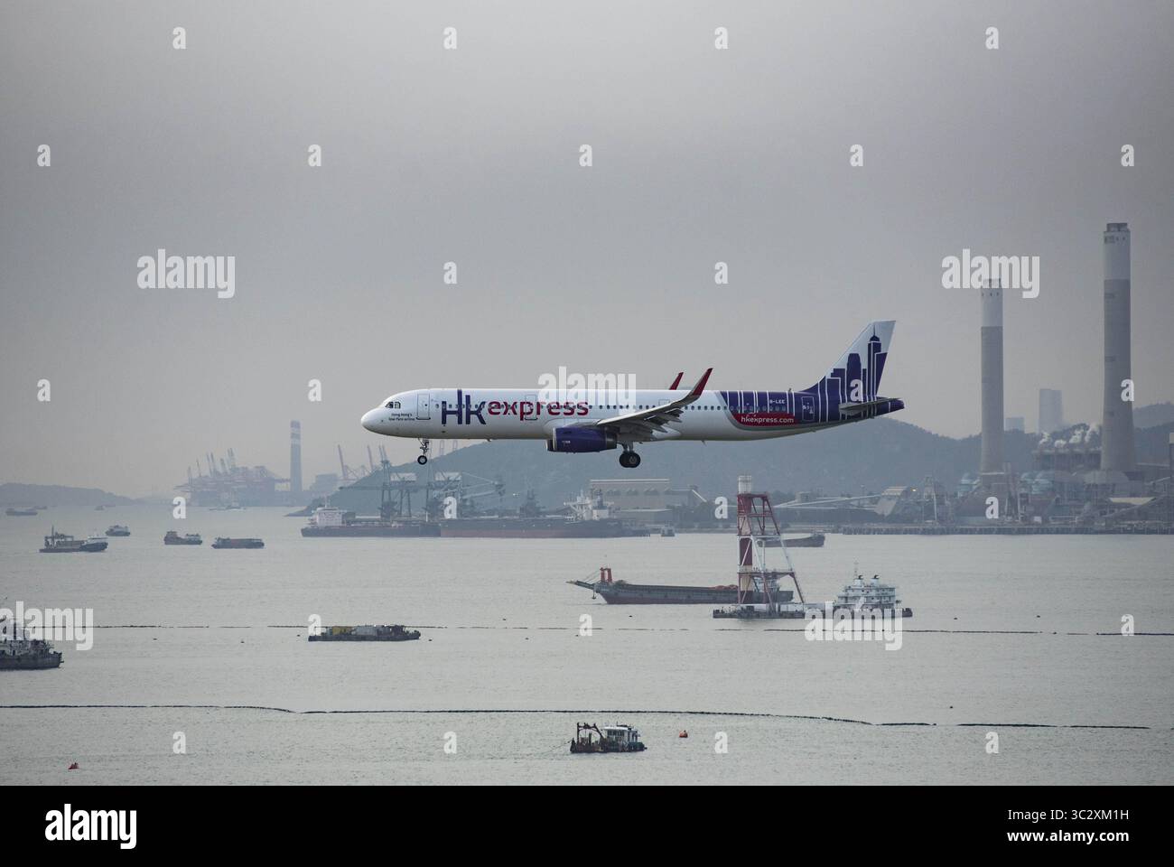 14. August 2019, Hongkong, China: Ein Flugzeug der Express-Fluggesellschaft Airbus A320 aus Hongkong landet auf dem internationalen Flughafen Hongkong. Der Betrieb des internationalen Flughafens Hongkong hat sich weitgehend wieder normalisiert, da die Flughafenbehörde obtainedÂ anÂ interimÂ injunctionÂ Menschen davon abhält, die ordnungsgemäße Nutzung des Flughafens nach einer chaotischen Protestnacht rechtswidrig und vorsätzlich zu behindern oder zu behindern. (Credit Image: © Miguel Candela/SOPA Images via ZUMA Wire) Stockfoto