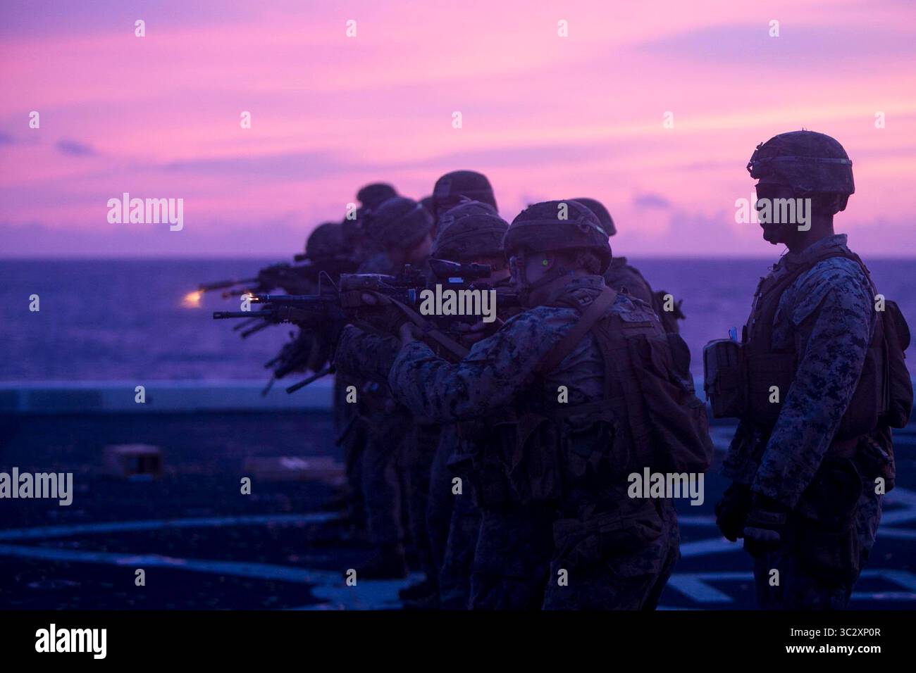 9. August 2019 - Philippine Sea - Marines mit Fox Company, Battalion Landing Team, 2. Bataillon, 1. Marines, 31. Marine Expeditionary Unit, feuern M4A1-Dienstgewehre während eines Live-Feuers an Bord der Amphibien-Transportdock USS Green Bay (LPD 20). Green Bay, Teil der Wasp Amphibious Ready Group, mit der 31. MEU, arbeitet in der indopazifischen Region, um die Interoperabilität mit Partnern zu verbessern und als Bereitschaftstruppe für jede Art von Eventualität zu fungieren. (Kreditbild: © US Marines/ZUMA Wire/ZUMAPRESS.com) Stockfoto