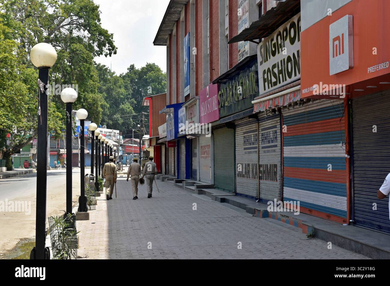 16. August 2019, Srinagar, Jammu und Kaschmir, Indien: Regierungskräfte patrouillieren während der Ausgangssperre in Srinagar eine Straße. Strenge Ausgangssperre und ein vollständiger Kommunikationsausfall im Kaschmir-Tal, nachdem die Zentralregierung beschlossen hatte, artikel 370, der Jammu & Kaschmir einen Sonderstatus gewährt, abzuschaffen. (Kreditbild: © Saqib Majeed/SOPA Bilder via ZUMA Wire) Stockfoto