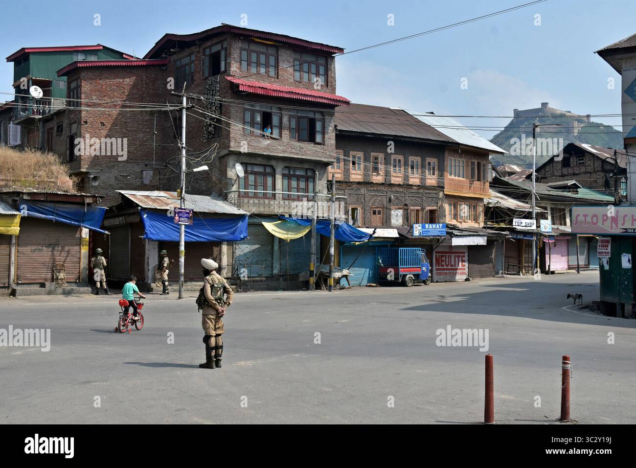 16. August 2019, Srinagar, Jammu und Kaschmir, Indien: Ein paramilitärischer Soldat steht während der Ausgangssperre in Srinagar auf Wache. Strenge Ausgangssperre und ein vollständiger Kommunikationsausfall im Kaschmir-Tal, nachdem die Zentralregierung beschlossen hatte, artikel 370 abzuschaffen, der Jammu & Kaschmir einen Sonderstatus gewährt. (Kreditbild: © Saqib Majeed/SOPA Bilder via ZUMA Wire) Stockfoto