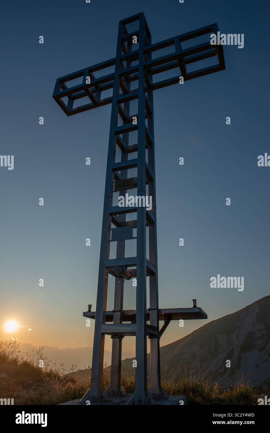 Eisernes Kreuz auf dem Berg zum Gedenken an die Gefallenen Stockfoto
