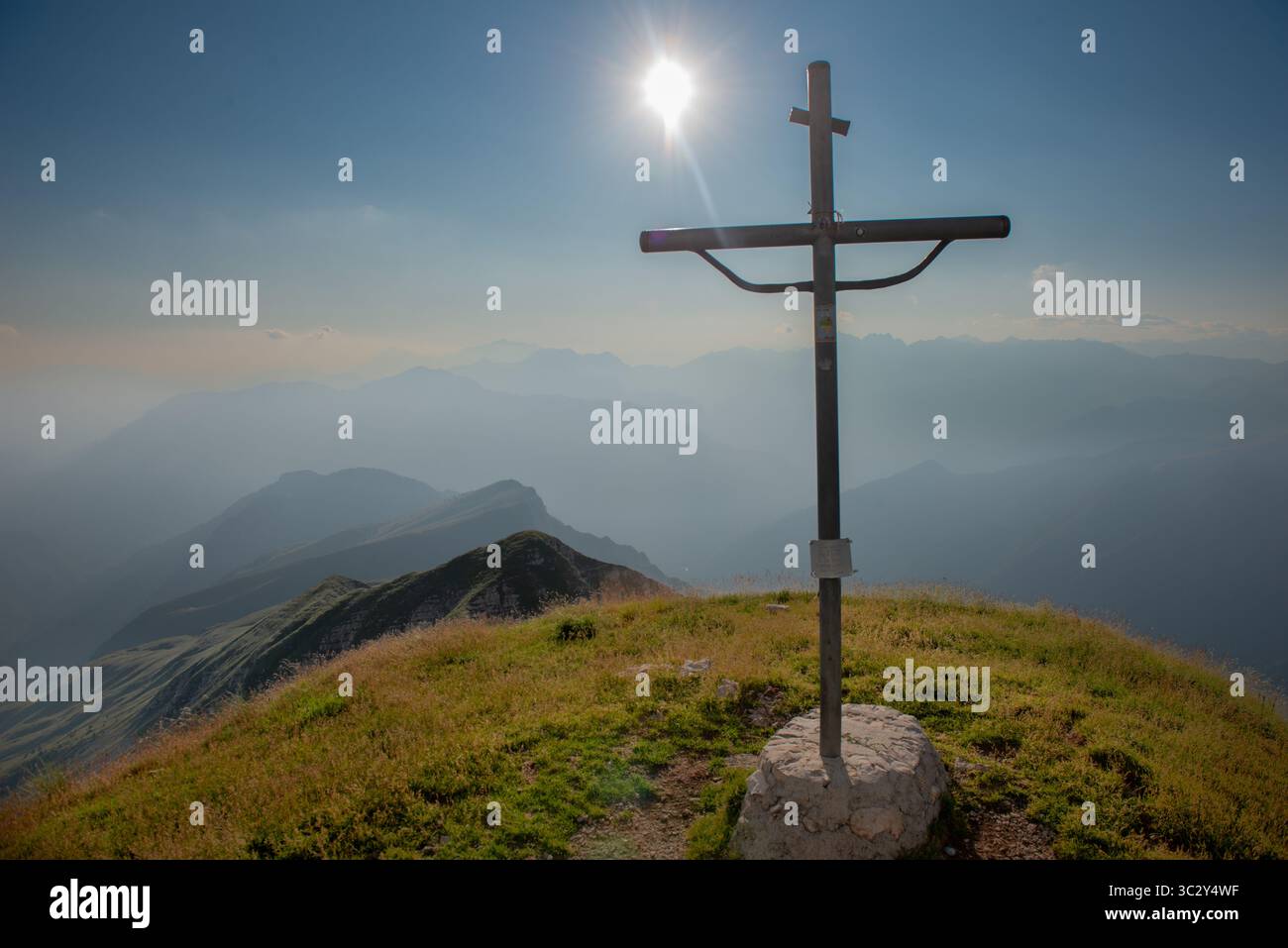 Eisernes Kreuz auf dem Berg zum Gedenken an die Gefallenen Stockfoto