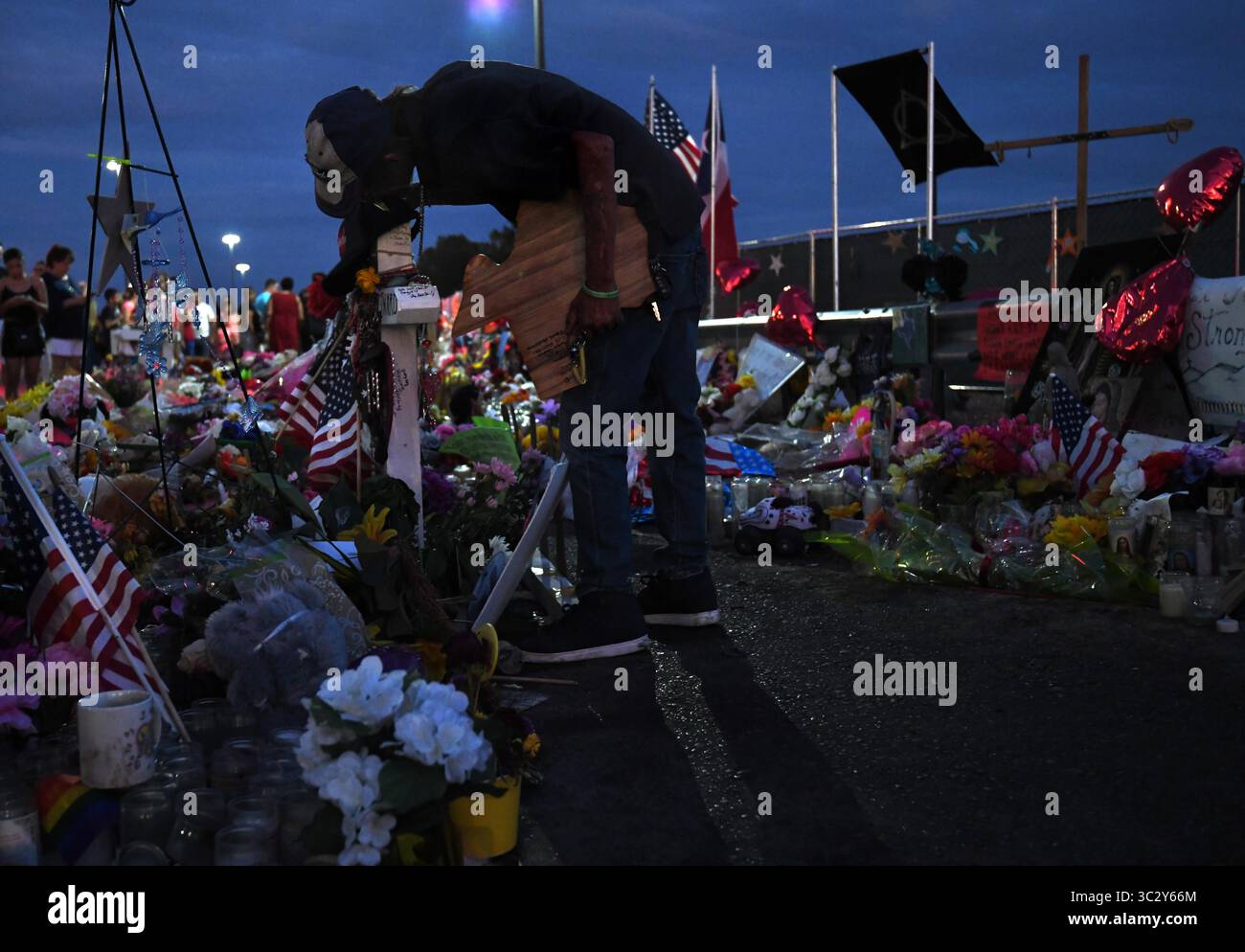 17. August 2019, El Paso, TX, USA: ANTONIO BASCO küsst sein wifeâ-Kreuz. In der Abenddämmerung nach der Beerdigung des Walmart-Massenschießopfers MARGIE RECKARD besuchen Familienmitglieder am 17. August 2019 die Gedenkstätte in El Paso, Texas. wouldnâ war 22 Jahre lang die Ehefrau von ANTONIO BASCO, der die Gemeinde einlud, damit er nicht allein ist. Die Reaktion war außergewöhnlich, Hunderte standen stundenlang auf, um Respekt zu erweisen, und der gesamte Veranstaltungsort war voller Blumen aus der ganzen Welt. â œIâ meine Frau in die groundâ--Euro, sagte er. Er hat das Herz gebrochen wegen des Verlustes und sagte, dass er es getan hat Stockfoto