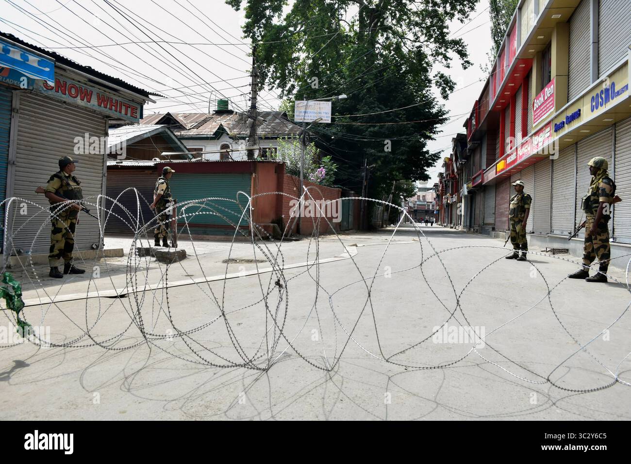 August 17, 2019, Srinagar, Jammu und Kaschmir, Indien: Paramilitärischen troopers stand auf der Hut während der Ausgangssperre in Srinagar.. Strenge Sperrstunde und insgesamt die Kommunikation Blackout in Kaschmir valley Nach der Entscheidung durch die zentrale Regierung, Artikel 370 Die besondere Status in Jammu und Kaschmir Zuschüsse zu verschrotten. (Bild: © saqib Majeed/SOPA Bilder über ZUMA Draht) Stockfoto