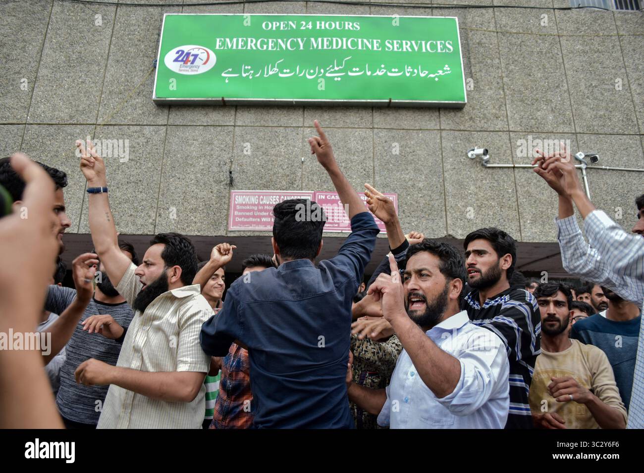 August 17, 2019, Srinagar, Jammu und Kaschmir, Indien: Kaschmir Bewohner skandieren Parolen während Gesten außerhalb eines Krankenhauses während der Ausgangssperre in Srinagar.. Strenge Sperrstunde und insgesamt die Kommunikation Blackout in Kaschmir valley Nach der Entscheidung durch die zentrale Regierung, Artikel 370 Die besondere Status in Jammu und Kaschmir Zuschüsse zu verschrotten. (Bild: © saqib Majeed/SOPA Bilder über ZUMA Draht) Stockfoto