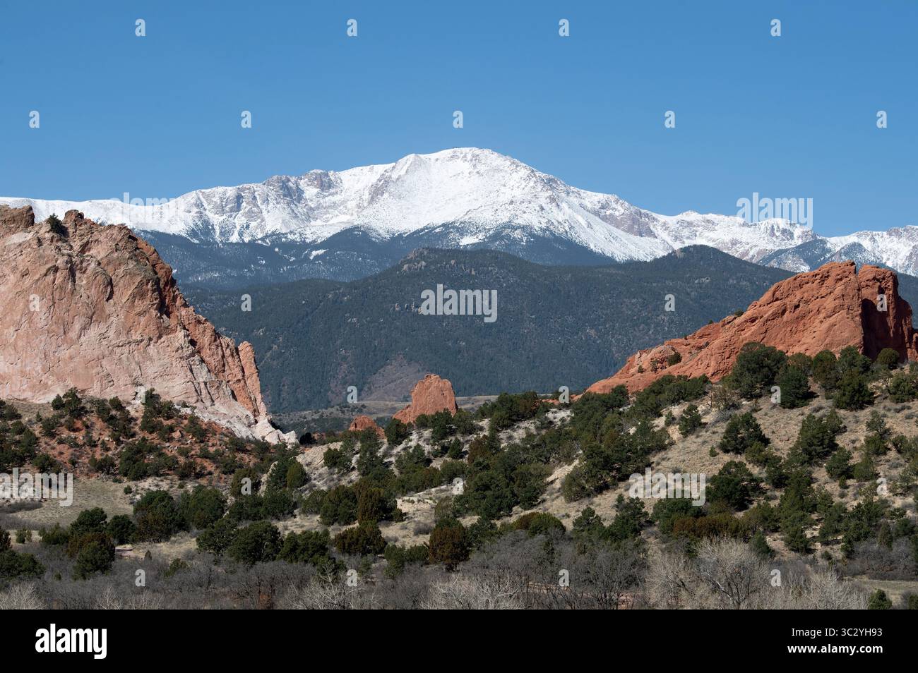 Schneebedeckter Pikes Peak nach einem Frühlingssturm. April 2025 Stockfoto