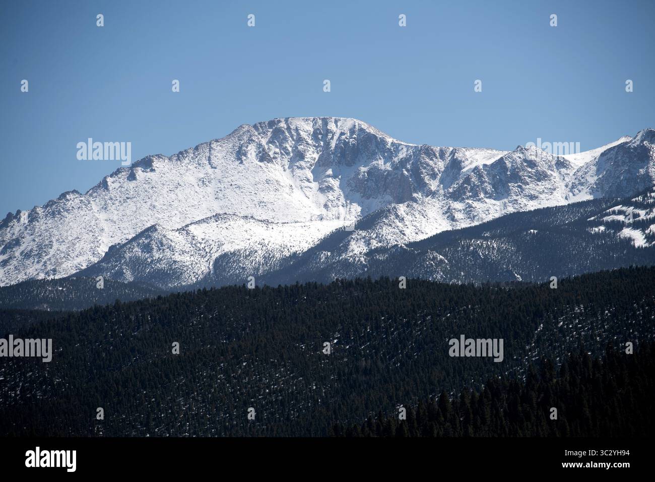 Schneebedeckter Pikes Peak nach einem Frühlingssturm. April 2025 Stockfoto