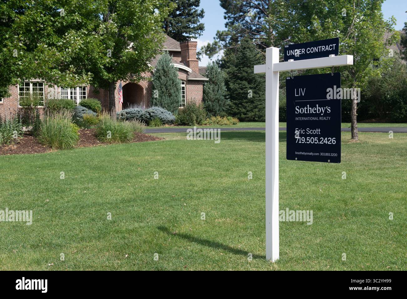 Sotheby's International Realty Real Estate, unter Vertrag, im Gebiet Broadmoor in Colorado Springs, Colorado Stockfoto