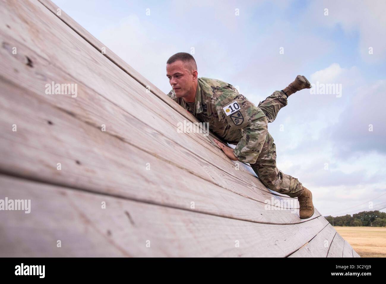 19. August 2019 – Joint Base San Antonio-Camp Bull, Texas, USA – Matthew Mubarak, Bohrlehrer des Defense Language Institute, klettert während des Drill Sergeant of the Year Wettbewerbs am 19. August 2019 in der Joint Base San Antonio-Camp Bullis, Texas über eine Mauer auf einem Hinderniskurs. Zwölf Soldaten aus den Vereinigten Staaten reisen nach Texas, um beim US Army Drill Sergeant of the Year Wettbewerb teilzunehmen. Vier Tage lang müssen die Teilnehmer, die für ihre Trainingszentren ausgewählt wurden, alle zugehörigen Warrior-Aufgaben und Übungen aus Basic Combat ausführen und meistern Stockfoto