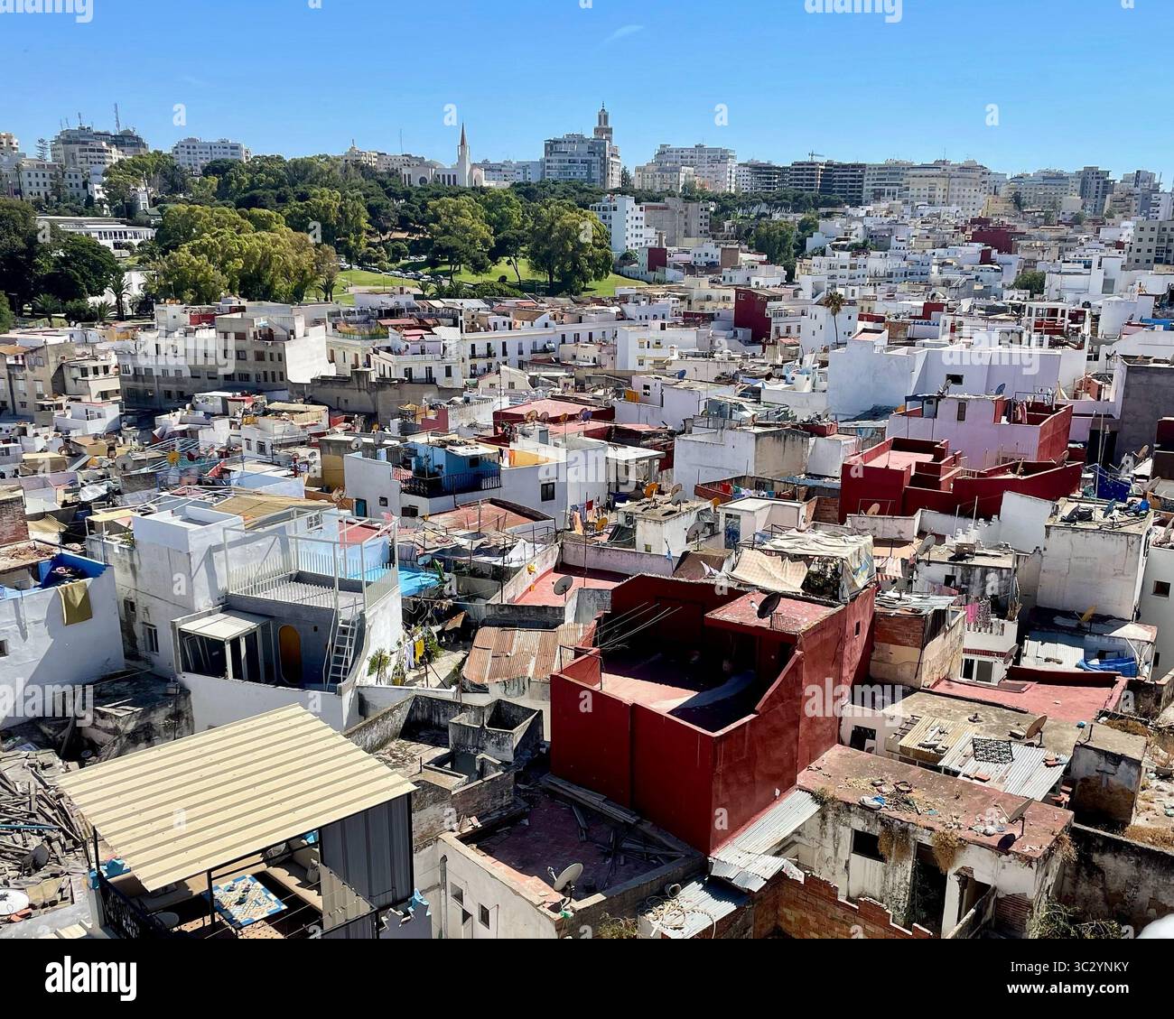 Blick vom dar Noor Café, Tangier – ein Blick aus der Vogelperspektive auf die mehrschichtigen Dächer der alten Medina trifft auf die aufsteigende Skyline der modernen Stadt. Juni 2024 Stockfoto