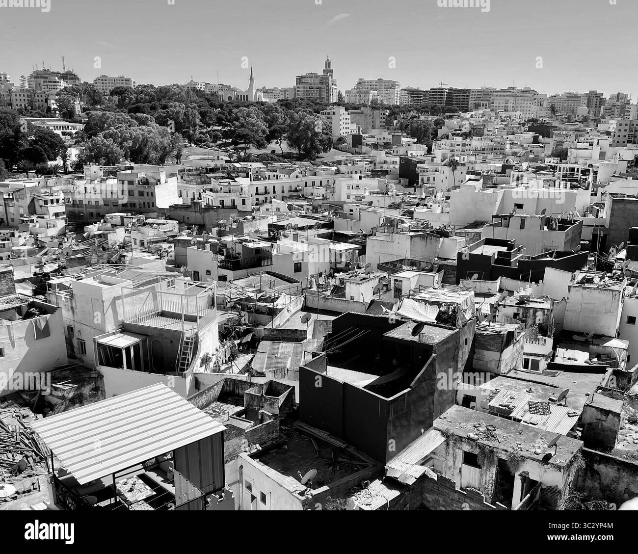 Blick vom dar Noor Café, Tangier – ein Blick aus der Vogelperspektive auf die mehrschichtigen Dächer der alten Medina trifft auf die aufsteigende Skyline der modernen Stadt. Juni 2024 Stockfoto