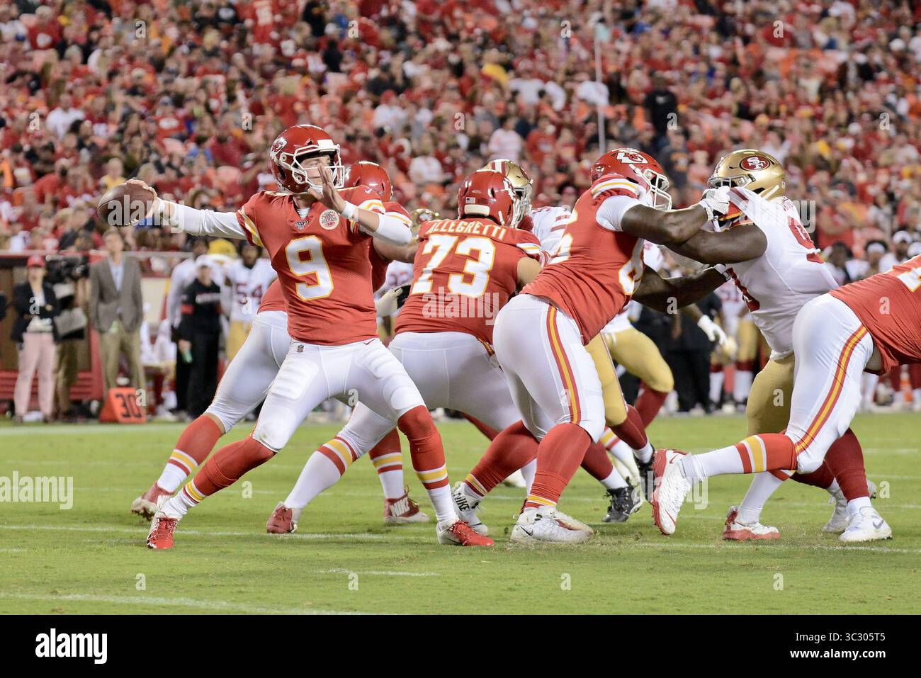24. August 2019: Quarterback Kyle Shurmur (9) von den Kansas City Chiefs nutzt die Blockierung seiner Linie, um ihm Zeit zu geben, einen Pass während eines Vorsaisonspiels in Woche 3 zu werfen, in dem die San Fransisco 49ers die Kansas City Chiefs besuchten, die im Arrowhead Stadium in Kansas City, MO Richard Ulreich/CSM (Credit Image: &Copy; Richard Ulreich/CSM via ZUMA Wire) Stockfoto