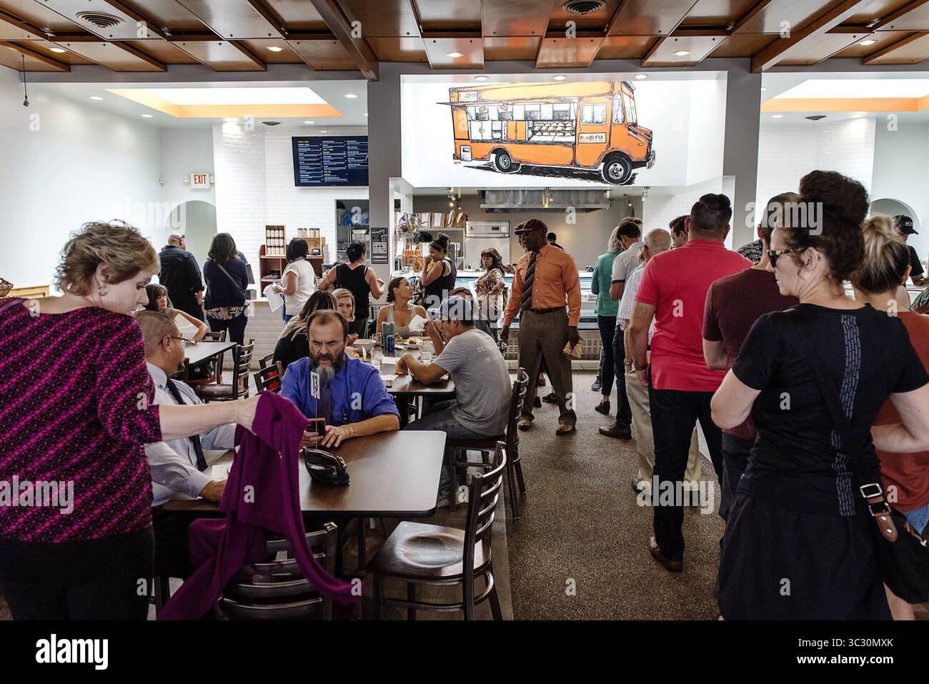22. August 2019, Modesto, Kalifornien, USA: Patrons stehen für ein Mittagessen im Food Fix Butcher & Baker Restaurant in Modesto, Kalifornien, Donnerstag, 22. August 2019. (Bild: © Andy Alfaro/Modesto Bee Via ZUMA Wire) Stockfoto