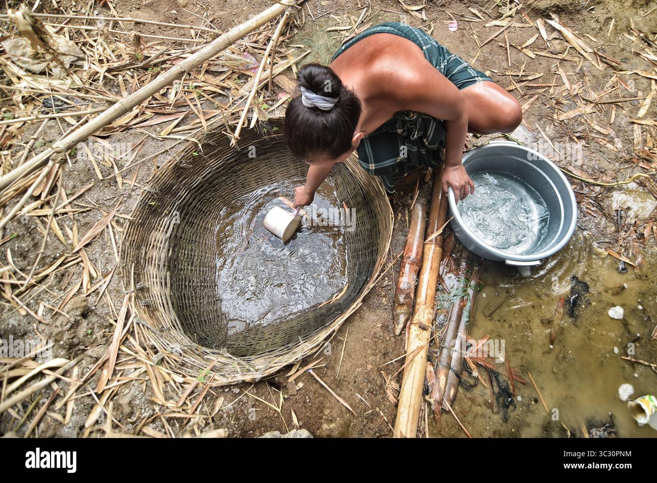 27. August 2019, Bekasi, West-Java, Indonesien: Ein Bewohner sammelt Wasser aus einem Einzugsgebiet am Zihoe-Fluss. Die Agentur für Meteorologie, Klimatologie und Geophysik hat gewarnt, dass die Trockenzeit aufgrund des El-NiÃ±-Phänomens trockener und intensiver sein könnte als letztes Jahr. Die Agentur stufte West-Java, Zentral-Java, die meisten Teile Ostjavas, Yogyakarta, Bali und Nusa Tenggara als die am stärksten von extremer Dürre bedrohten areaâ ein oder mehr als 60 Tage ohne Regen. (Credit Image: © Agung Fatma Putra/SOPA Images via ZUMA Wire) Stockfoto
