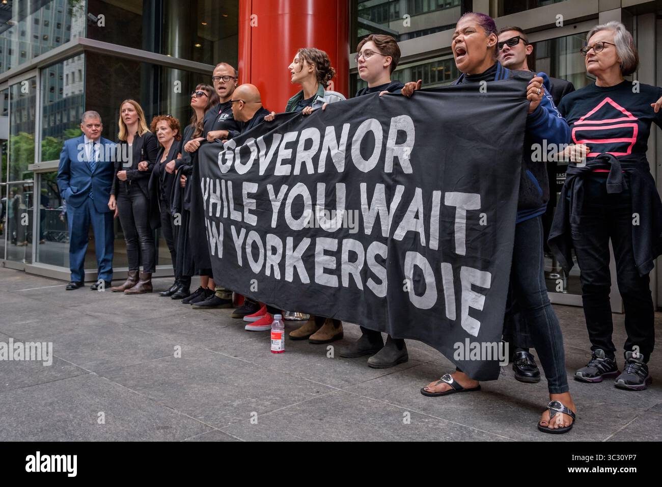 28. August 2019, New York, USA: 13 Teilnehmer wurden verhaftet, nachdem sie die Eingänge zum Gebäude in einem Akt des zivilen Ungehorsams blockiert hatten, als Aktivisten der Überdosis-Prävention am 28. August 2019 im Büro von Gouverneur Andrew Cuomoâ in New York protestierten, um die Untätigkeit des Gouverneurs aufzufordern, die evidenzbasierte Überdosis-Präventionspolitik zu erlassen, die das Leben Tausender New Yorker retten könnte. (Bild: © Erik McGregor/ZUMA Wire) Stockfoto