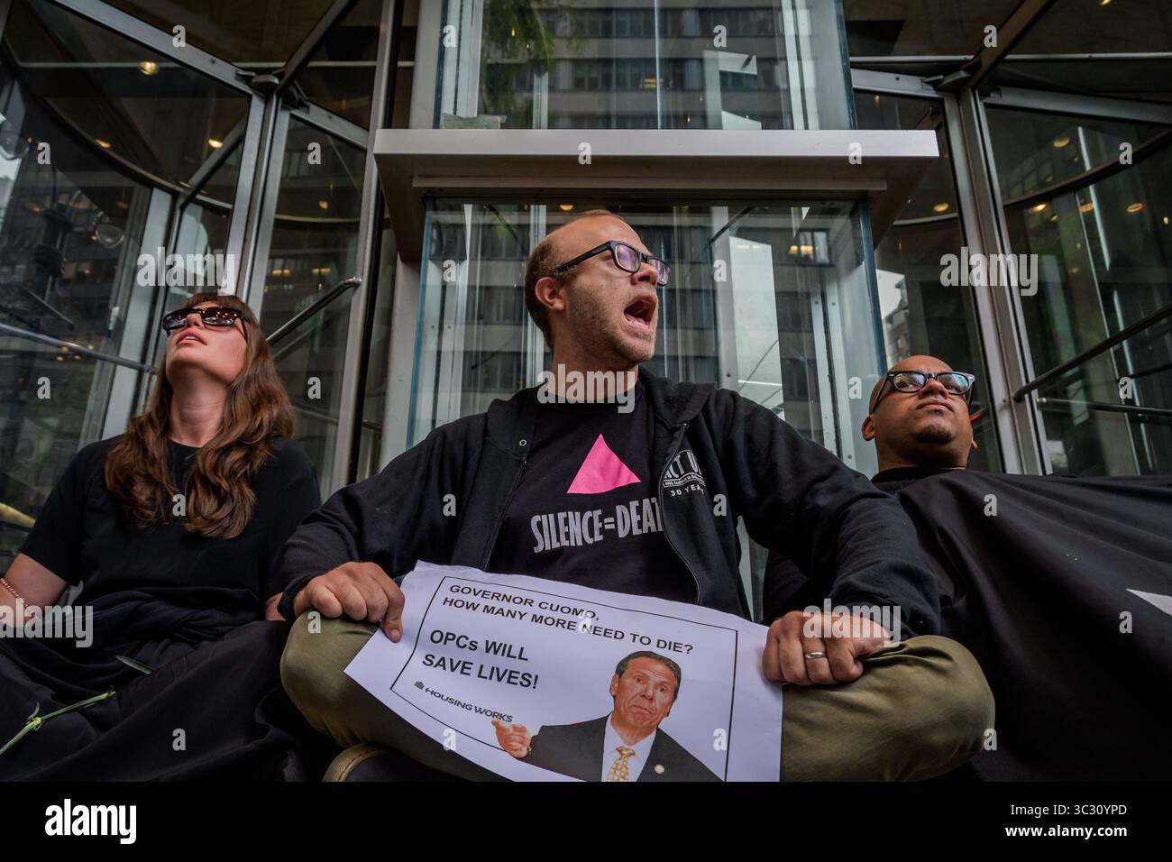 28. August 2019, New York, USA: 13 Teilnehmer wurden verhaftet, nachdem sie die Eingänge zum Gebäude in einem Akt des zivilen Ungehorsams blockiert hatten, als Aktivisten der Überdosis-Prävention am 28. August 2019 im Büro von Gouverneur Andrew Cuomoâ in New York protestierten, um die Untätigkeit des Gouverneurs aufzufordern, die evidenzbasierte Überdosis-Präventionspolitik zu erlassen, die das Leben Tausender New Yorker retten könnte. (Bild: © Erik McGregor/ZUMA Wire) Stockfoto