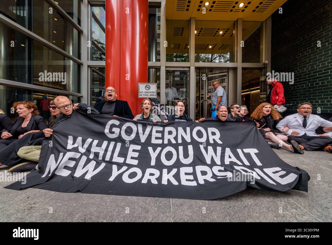 28. August 2019, New York, USA: 13 Teilnehmer wurden verhaftet, nachdem sie die Eingänge zum Gebäude in einem Akt des zivilen Ungehorsams blockiert hatten, als Aktivisten der Überdosis-Prävention am 28. August 2019 im Büro von Gouverneur Andrew Cuomoâ in New York protestierten, um die Untätigkeit des Gouverneurs aufzufordern, die evidenzbasierte Überdosis-Präventionspolitik zu erlassen, die das Leben Tausender New Yorker retten könnte. (Bild: © Erik McGregor/ZUMA Wire) Stockfoto