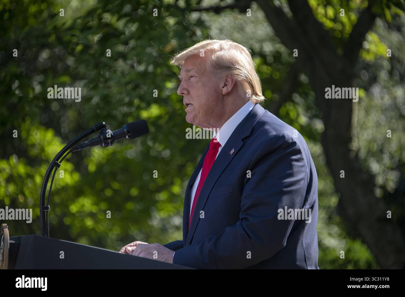 29. August 2019, Washington, District of Columbia, USA: US-Präsident Donald J. Trump hat am Donnerstag, den 29. August 2019, das US-Raumfahrtkommando im Rose Garden des Weißen Hauses in Washington, D.C. eingerichtet. Das Space Command wird die führende militärische Agentur für die Planung und Durchführung von Weltraumoperationen sein und einen Schritt in Richtung auf die Errichtung einer Space Force als neuen Militärdienst darstellen (Credit Image: © Ron Sachs/CNP via ZUMA Wire) Stockfoto