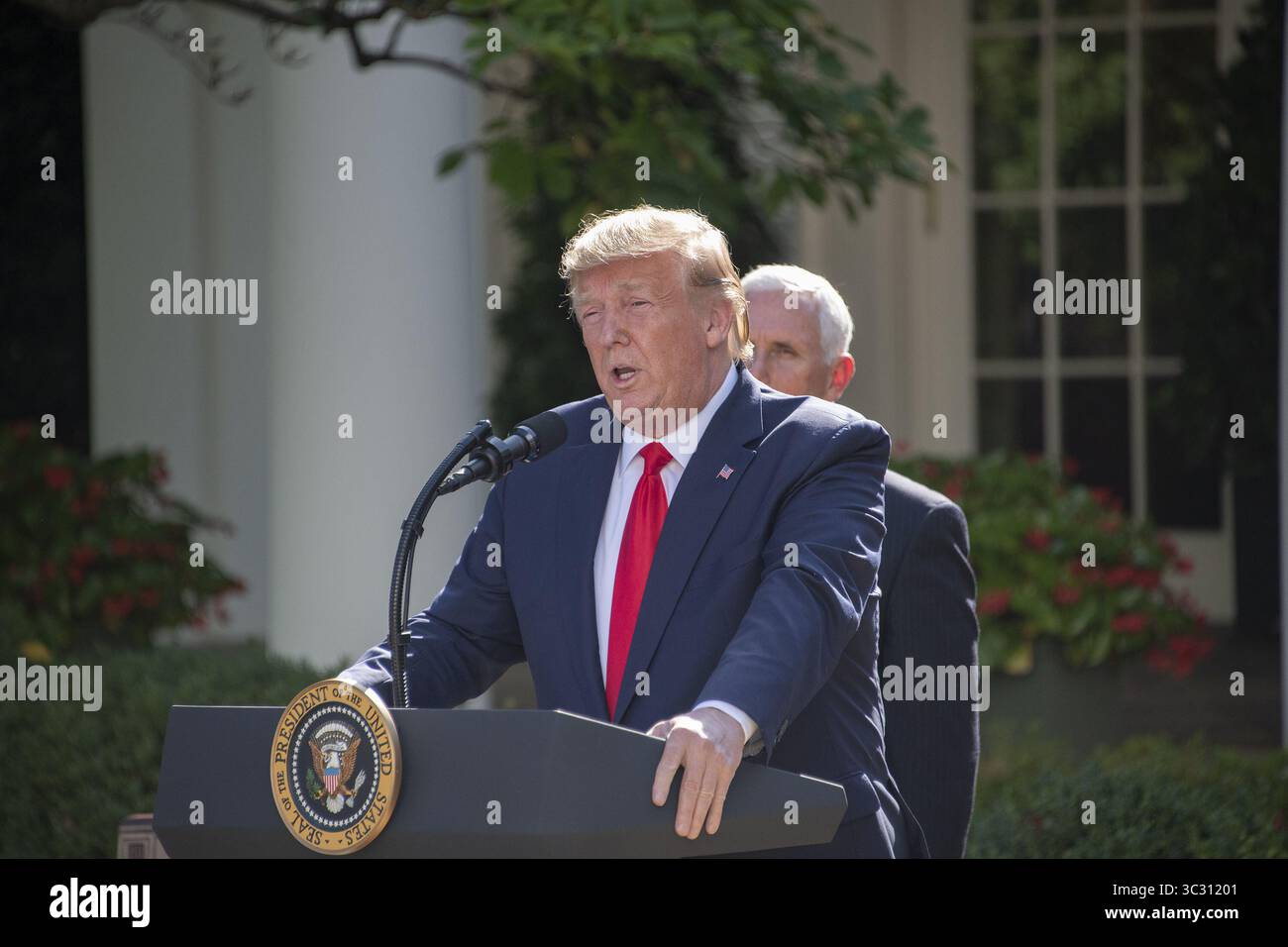 29. August 2019, Washington, District of Columbia, USA: US-Präsident Donald J. Trump macht am Donnerstag, den 29. August 2019, eine Rede zur Einrichtung des US-Raumkommandos im Rose Garden des Weißen Hauses in Washington, DC. Das Space Command wird die führende militärische Agentur für die Planung und Durchführung von Weltraumoperationen sein und einen Schritt in Richtung auf die Errichtung einer Space Force als neuen Militärdienst darstellen (Credit Image: © Ron Sachs/CNP via ZUMA Wire) Stockfoto
