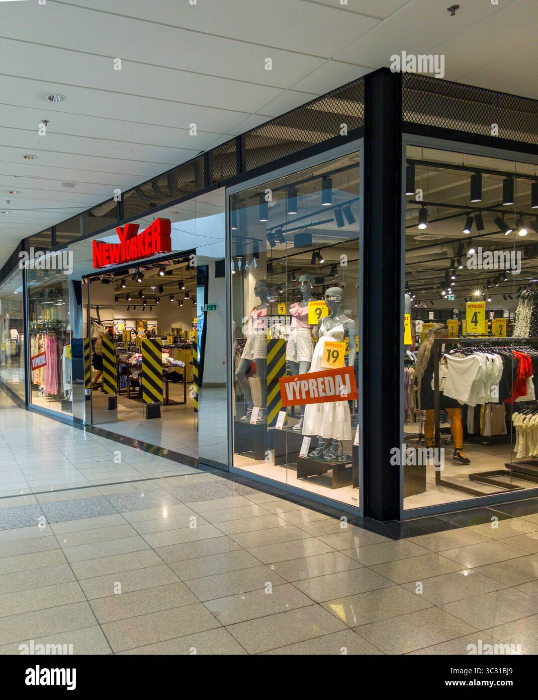 Banska Bystrica, Slowakei - 19. Juli 2025 : New Yorker Ladenfront im Einkaufszentrum. New Yorker ist ein deutscher Bekleidungshändler. Stockfoto