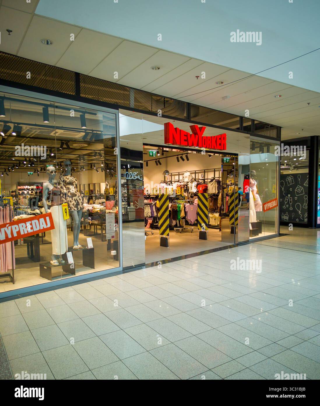 Banska Bystrica, Slowakei - 19. Juli 2025 : New Yorker Ladenfront im Einkaufszentrum. New Yorker ist ein deutscher Bekleidungshändler. Stockfoto