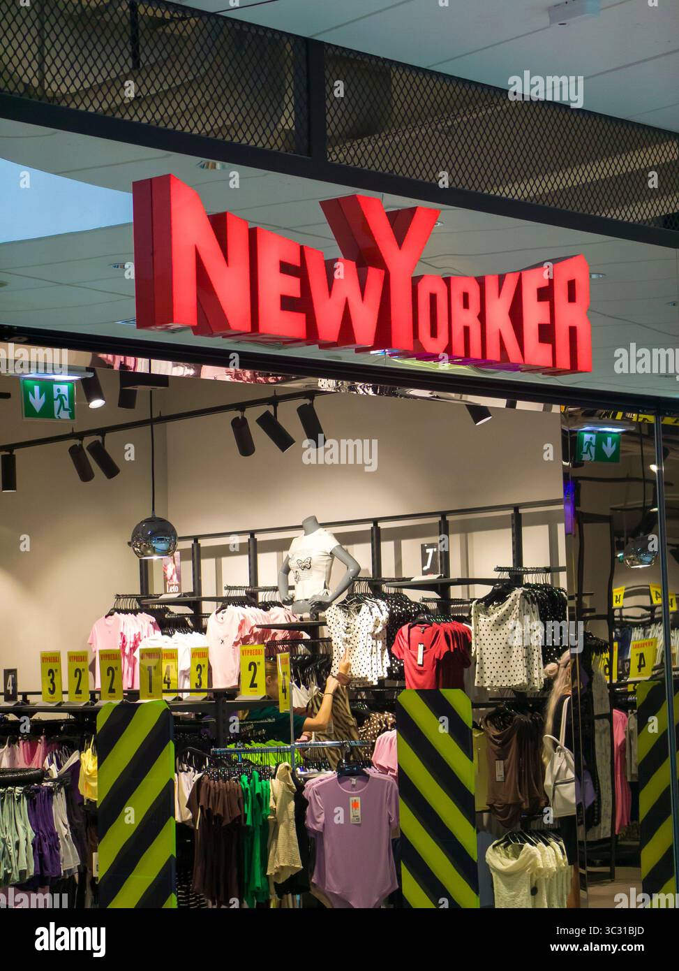 Banska Bystrica, Slowakei - 19. Juli 2025 : New Yorker Ladenfront im Einkaufszentrum. New Yorker ist ein deutscher Bekleidungshändler. Stockfoto