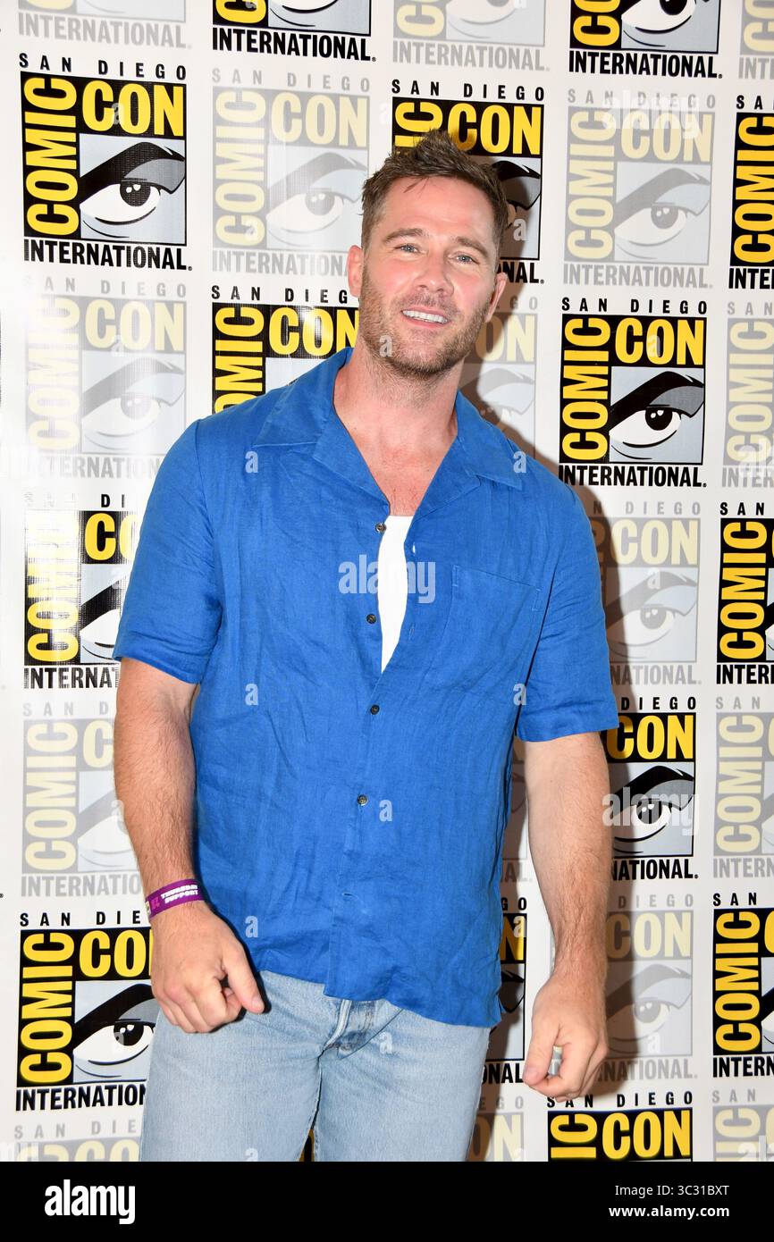 Luke Macfarlane kommt bei Hallmarks Fotokonferenz für HallStars-Panelisten im Hilton Bayfront am San Diego Comic-Con International Day One auf Ju an Stockfoto