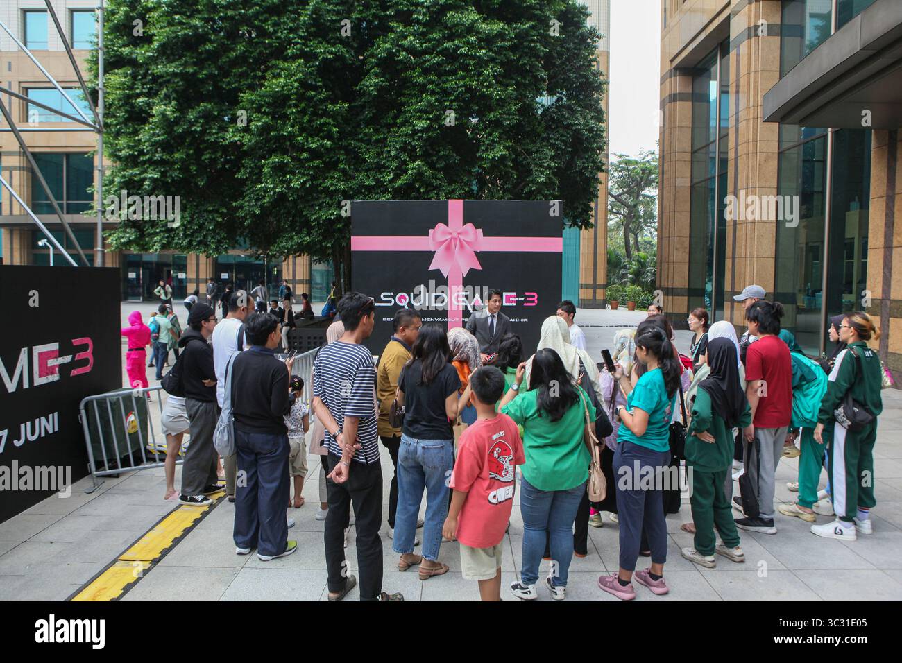 Die Teilnehmer spielen Spiele während einer Werbeveranstaltung für die beliebte südkoreanische Fernsehserie Netflix „Squid Game“ in Jakarta, Indonesien, am 27. Juni 2025, vor dem Start von Staffel 3. Regisseur Hwang Dong-hyuk produziert „Tintenfisch-Spiel“ als große Allegorie, die die zeitgenössische kapitalistische Gesellschaft darstellt und veranschaulicht, wie Teilnehmer, jeder mit eigener Hintergrundgeschichte, von der intensiven Konkurrenz des modernen Lebens unter Druck gesetzt werden. Um den Preis zu gewinnen und zu überleben, müssen die Teilnehmer das Leben anderer gefährden. (Foto: Agos Rudianto/NurPhoto) Stockfoto