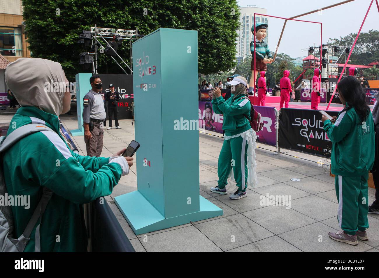 Die Teilnehmer spielen Spiele während einer Werbeveranstaltung für die beliebte südkoreanische Fernsehserie Netflix „Squid Game“ in Jakarta, Indonesien, am 27. Juni 2025, vor dem Start von Staffel 3. Regisseur Hwang Dong-hyuk produziert „Tintenfisch-Spiel“ als große Allegorie, die die zeitgenössische kapitalistische Gesellschaft darstellt und veranschaulicht, wie Teilnehmer, jeder mit eigener Hintergrundgeschichte, von der intensiven Konkurrenz des modernen Lebens unter Druck gesetzt werden. Um den Preis zu gewinnen und zu überleben, müssen die Teilnehmer das Leben anderer gefährden. (Foto: Agos Rudianto/NurPhoto) Stockfoto
