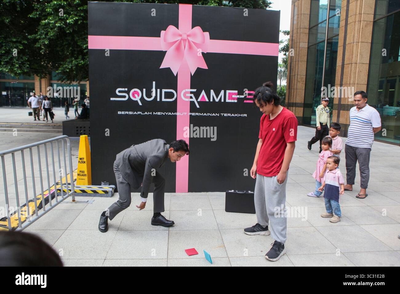 Die Teilnehmer spielen Spiele während einer Werbeveranstaltung für die beliebte südkoreanische Fernsehserie Netflix „Squid Game“ in Jakarta, Indonesien, am 27. Juni 2025, vor dem Start von Staffel 3. Regisseur Hwang Dong-hyuk produziert „Tintenfisch-Spiel“ als große Allegorie, die die zeitgenössische kapitalistische Gesellschaft darstellt und veranschaulicht, wie Teilnehmer, jeder mit eigener Hintergrundgeschichte, von der intensiven Konkurrenz des modernen Lebens unter Druck gesetzt werden. Um den Preis zu gewinnen und zu überleben, müssen die Teilnehmer das Leben anderer gefährden. (Foto: Agos Rudianto/NurPhoto) Stockfoto