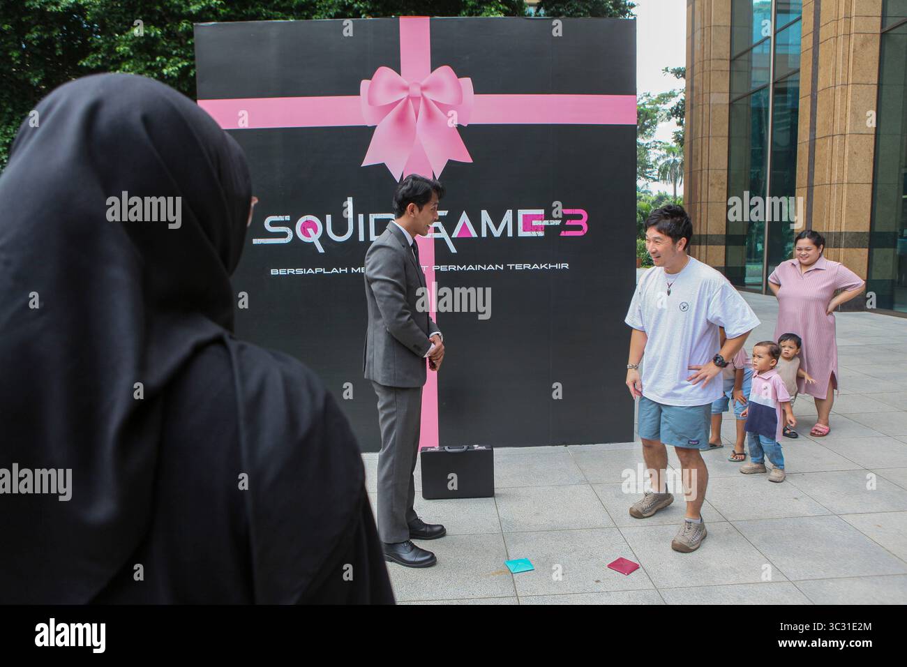 Die Teilnehmer spielen Spiele während einer Werbeveranstaltung für die beliebte südkoreanische Fernsehserie Netflix „Squid Game“ in Jakarta, Indonesien, am 27. Juni 2025, vor dem Start von Staffel 3. Regisseur Hwang Dong-hyuk produziert „Tintenfisch-Spiel“ als große Allegorie, die die zeitgenössische kapitalistische Gesellschaft darstellt und veranschaulicht, wie Teilnehmer, jeder mit eigener Hintergrundgeschichte, von der intensiven Konkurrenz des modernen Lebens unter Druck gesetzt werden. Um den Preis zu gewinnen und zu überleben, müssen die Teilnehmer das Leben anderer gefährden. (Foto: Agos Rudianto/NurPhoto) Stockfoto