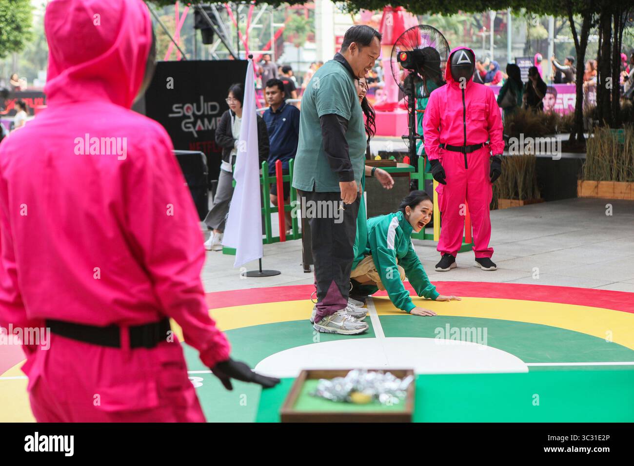 Die Teilnehmer spielen Spiele während einer Werbeveranstaltung für die beliebte südkoreanische Fernsehserie Netflix „Squid Game“ in Jakarta, Indonesien, am 27. Juni 2025, vor dem Start von Staffel 3. Regisseur Hwang Dong-hyuk produziert „Tintenfisch-Spiel“ als große Allegorie, die die zeitgenössische kapitalistische Gesellschaft darstellt und veranschaulicht, wie Teilnehmer, jeder mit eigener Hintergrundgeschichte, von der intensiven Konkurrenz des modernen Lebens unter Druck gesetzt werden. Um den Preis zu gewinnen und zu überleben, müssen die Teilnehmer das Leben anderer gefährden. (Foto: Agos Rudianto/NurPhoto) Stockfoto