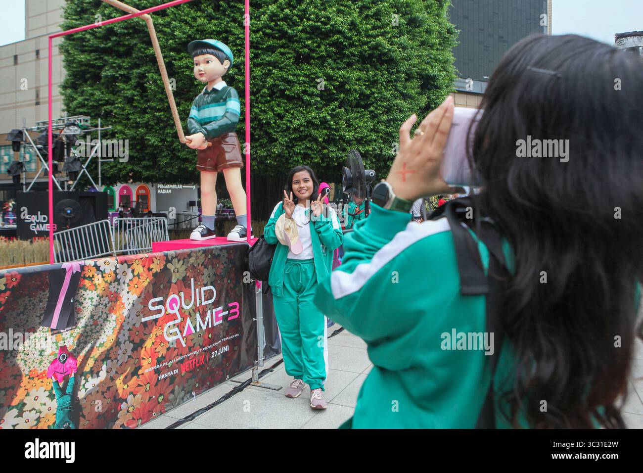 Die Teilnehmer spielen Spiele während einer Werbeveranstaltung für die beliebte südkoreanische Fernsehserie Netflix „Squid Game“ in Jakarta, Indonesien, am 27. Juni 2025, vor dem Start von Staffel 3. Regisseur Hwang Dong-hyuk produziert „Tintenfisch-Spiel“ als große Allegorie, die die zeitgenössische kapitalistische Gesellschaft darstellt und veranschaulicht, wie Teilnehmer, jeder mit eigener Hintergrundgeschichte, von der intensiven Konkurrenz des modernen Lebens unter Druck gesetzt werden. Um den Preis zu gewinnen und zu überleben, müssen die Teilnehmer das Leben anderer gefährden. (Foto: Agos Rudianto/NurPhoto) Stockfoto