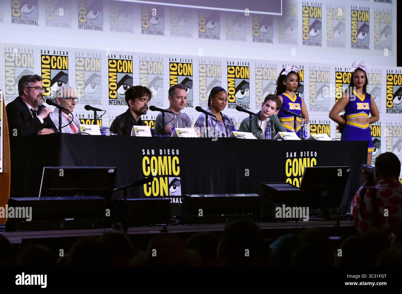 Macon Blair, from left, Lloyd Kaufman, Peter Dinklage, Elijah Wood, Taylour Paige and Jacob Tremblay attend a panel for "The Toxic Avenger" during Comic-Con International on Thursday, July 24, 2025, in San Diego. (Photo by Richard Shotwell/Invision/AP) Stockfoto