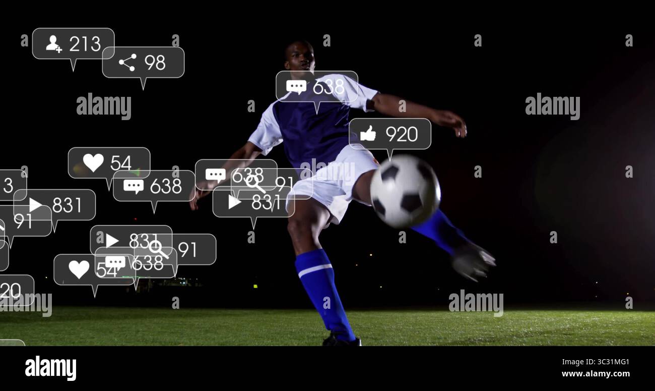 Fußballspieler mit violettem Trikot auf dem Spielfeld bei Nacht, Ball und schwimmenden Social-Media-Ikonen Stockfoto