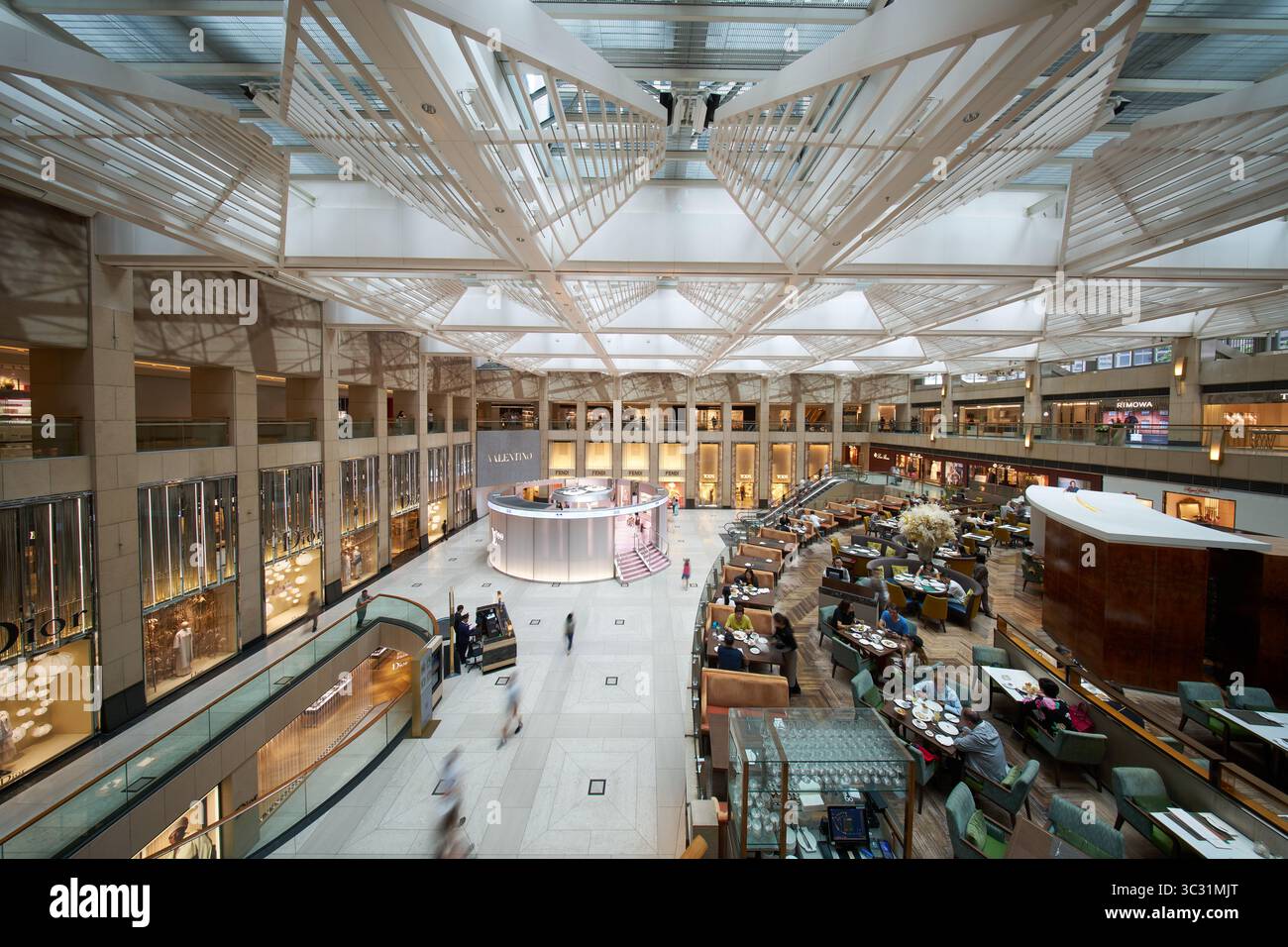 Central, Hongkong - 13. Juli 2025: Das Innere des Landmark Atrium, einem Einkaufszentrum innerhalb des Geschäftskomplexes The Landmark in Central. Stockfoto
