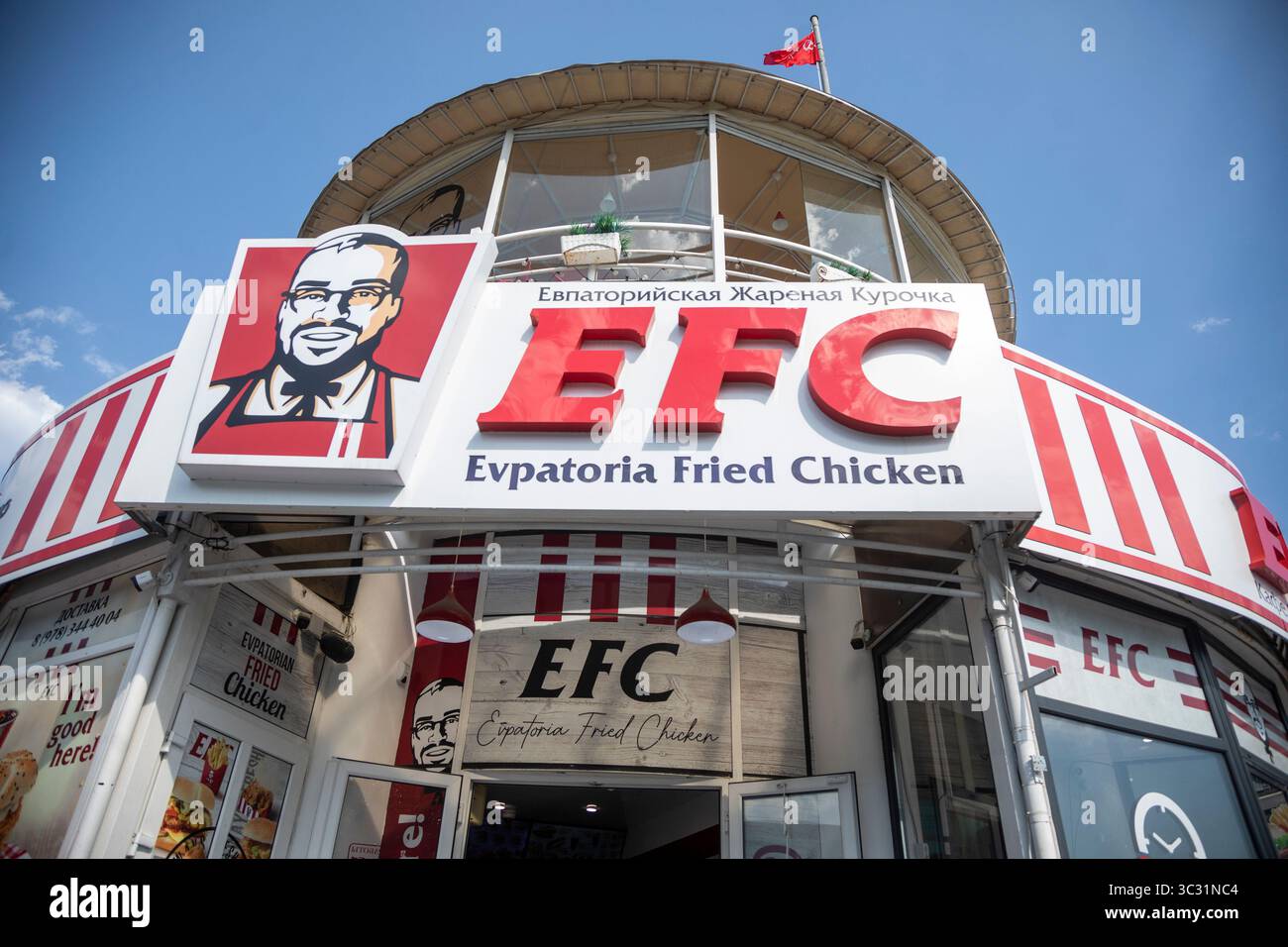 Jalta, Krim, 6. Juli 2025 Blick auf das Gebäude des EFC (Evpatoria Fried Chicken) Fast-Food-Restaurants in der zentralen Straße in Jalta, Republik Krim Stockfoto
