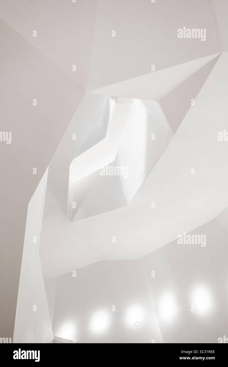Moderne weiße Wendeltreppe mit minimalistischem Design und klaren geometrischen Linien. Moderne Innenarchitektur, abstrakte Form, elegante Kurven Stockfoto