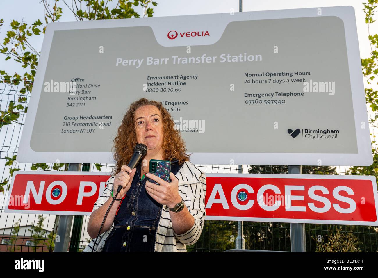 Birmingham, Großbritannien. Juli 2025. PCS-Generalsekretär Fran Heathcote sprach an der Streiklinie im Perry Barr Waste Depot in der Nähe von Birmingham als Teil des Birmingam bin Strike. Quelle: Neil Terry/Alamy Live News Stockfoto