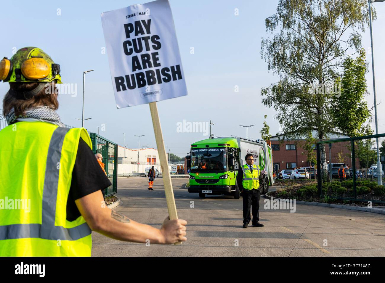 Birmingham, Großbritannien. Juli 2025. Der Müllwagen kehrt im Rahmen des Birmingam bin Strike in das Depot an der Picket Line im Perry Barr Waste Depot nahe Birmingham zurück. Quelle: Neil Terry/Alamy Live News Stockfoto