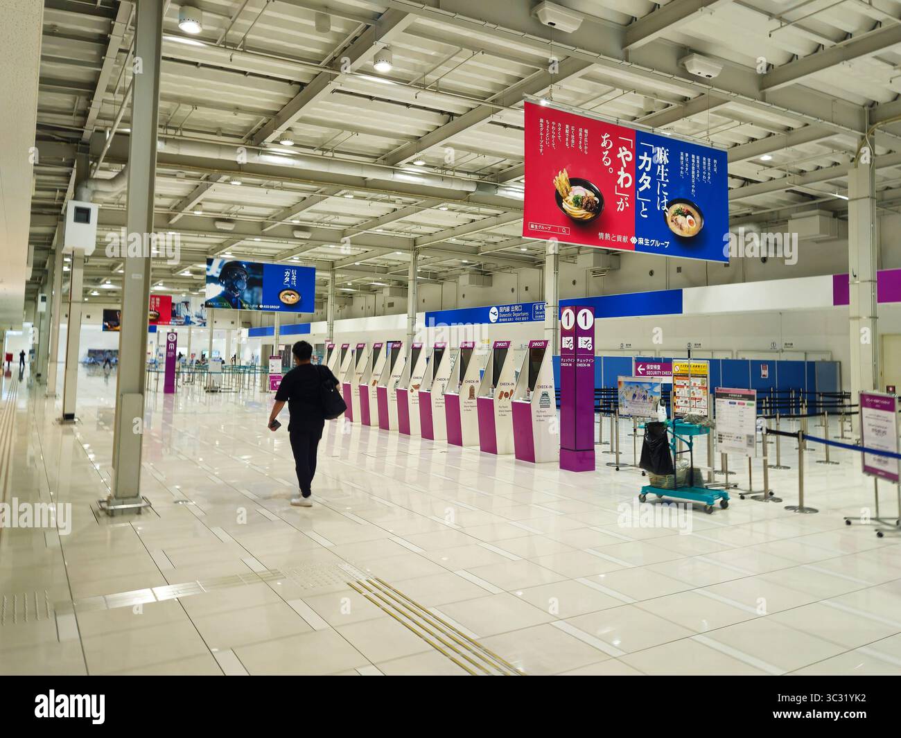 Flughafen Kansai Terminal 2 Peach Aviation Self-Service Check-In-Schalter, Osaka Stockfoto
