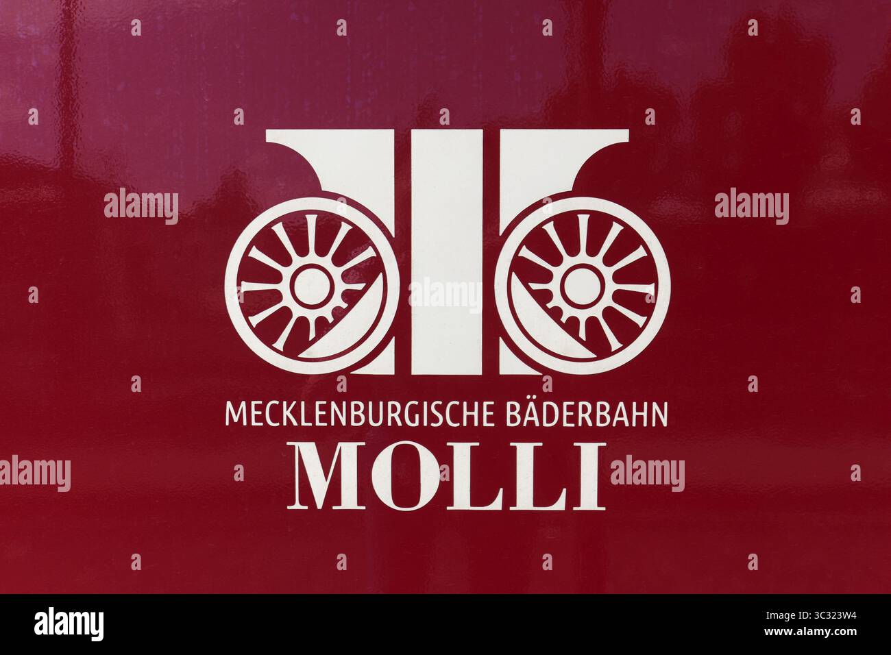 Mecklenburgische Baederbahn Molli, Logo auf der Kutsche, Ostseebad Kuehlungsborn, Ostsee, Mecklenburg-Vorpommern, Deutschland Stockfoto