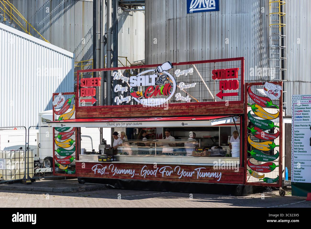 Aberdeen, Schottland, Vereinigtes Königreich - 18. Juli 2025: Streetfood-Stall wird bei den Tall Ship Races 2025 in Aberdeen, Schottland, Vereinigtes Königreich eröffnet. Stockfoto