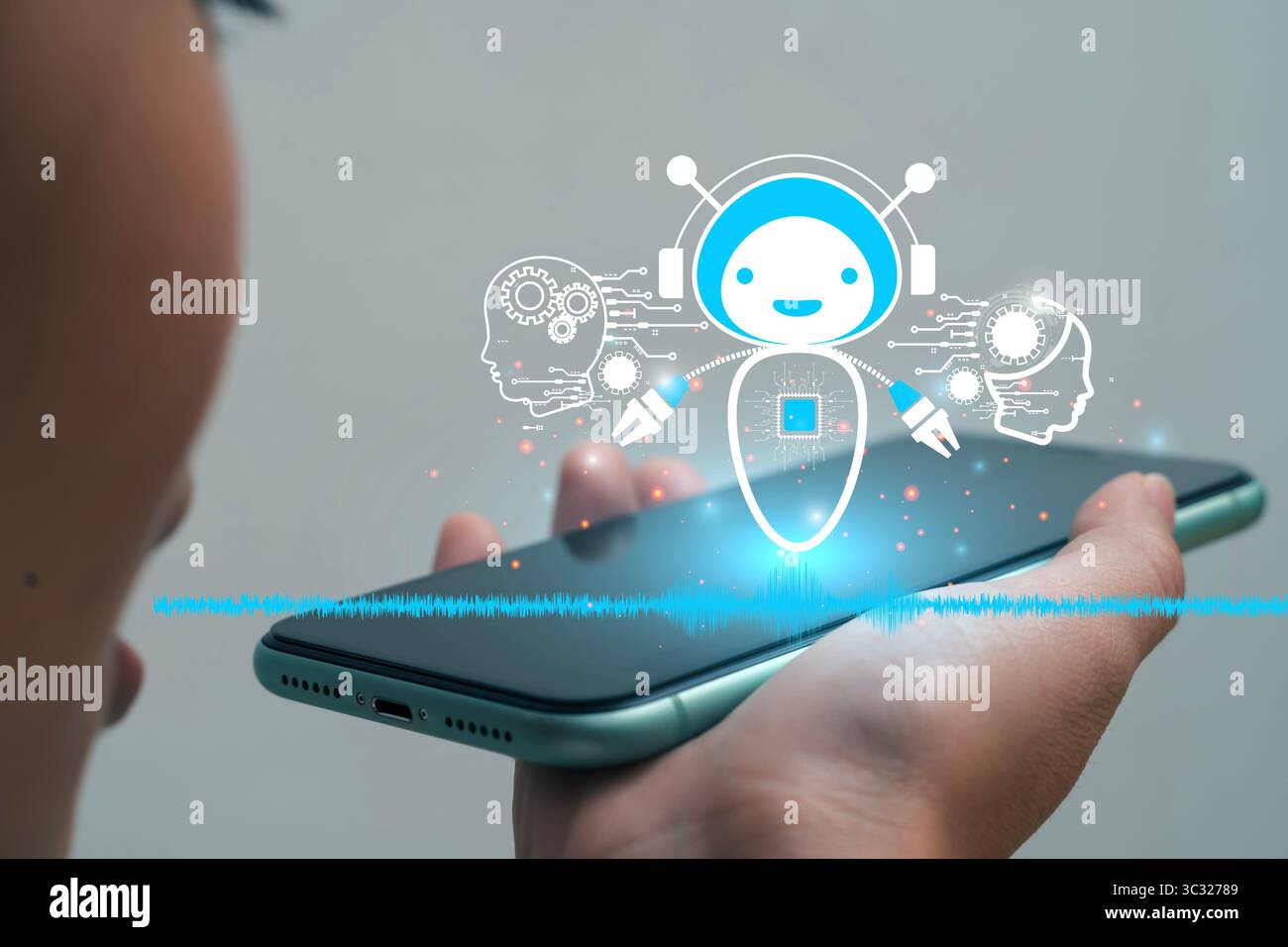 Eine Person, die mit einem Smartphone spricht, mit einem Hologramm eines niedlichen KI-Chatbots, der Sprachassistent, künstliche Intelligenz, intelligente Kommunikation repräsentiert Stockfoto