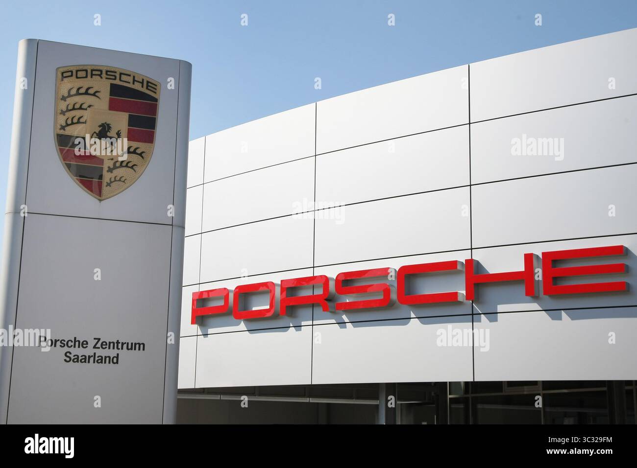 Porsche Logo Foto: Thomas Wieck V e r o f e f e n t l i c h u n g u r m i t n a m e u n d H o n o r a r z a h l u n g + B e l e g e x e Stockfoto