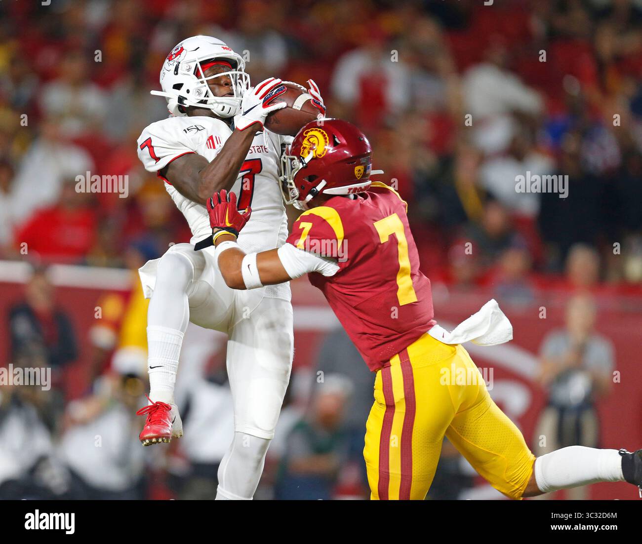 31. August 2019 der Breitempfänger Derrion Grim #7 der Fresno State Bulldogs holt einen Touchdown während des NCAA Football Spiels zwischen den USC Trojans und den Fresno State Bulldogs im Coliseum in Los Angeles, Kalifornien. Pflichtfoto: Charles Baus/CSM (Credit Image: &Copy; Charles Baus/CSM via ZUMA Wire) Stockfoto