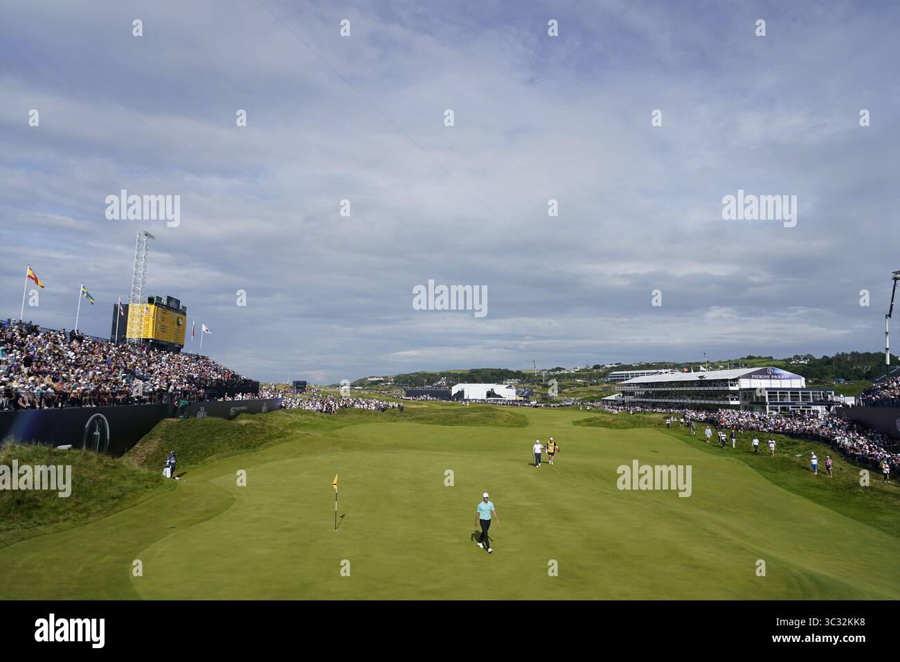 Malerische und allgemeine Aussicht auf das 18. Loch in Aktion am 18. Loch am letzten 4. Tag der 153. Open Championship, Royal Portrush Golf Club (Dunluce Links) in Portrush, County Antrim, Nordirland, von Donnerstag, 17. Juli bis Sonntag, 20. Juli 2025. Stockfoto