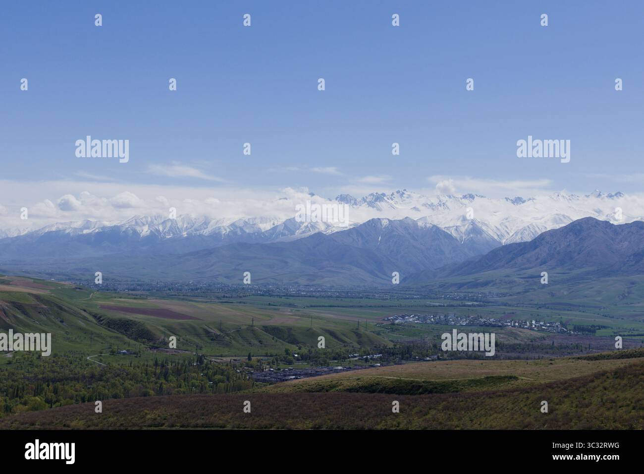 Niedrige Wolken über den Bergen. Niedrige Wolken über den Bergen und ein weites Feld. Stockfoto